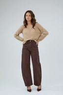Jean barrel Louisa à taille haute en denim marron foncé.