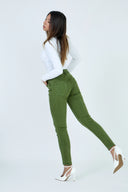 Pantalon slim vert olive effet push-up, coupe ajustée élégante.