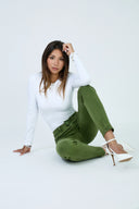 Pantalon slim push-up vert olive pour femme