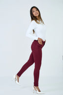 Pantalon slim push-up bordeaux à taille haute, coupe ajustée.
