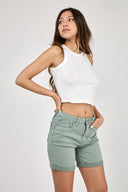 Schmale „Carmella“-Shorts