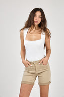 Schmale „Carmella“-Shorts