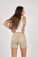 Schmale „Carmella“-Shorts