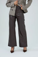 Pantalon large en similicuir marron foncé, coupe fluide et taille haute.