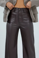Pantalon large en similicuir marron avec poches plaquées