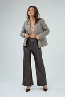 Pantalon wide leg Sandrine ANA & LUCY en similicuir marron foncé.