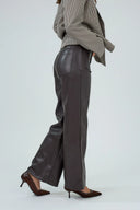 Pantalon wide Sandrine ANA & LUCY en similicuir gris foncé à coupe large.