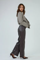 Pantalon wide Sandrine ANA & LUCY en similicuir marron foncé