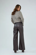 Pantalon large en similicuir marron foncé, coupe évasée élégante.