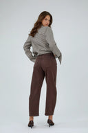 Vue arrière d'un jean barrel cropped Livia de couleur marron ANA & LUCY.