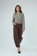 Jeans barrel cropped Livia de couleur marron foncé, coupe ample et moderne.