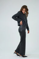 Pantalon wide Sandrine en similicuir noir à coupe évasée.