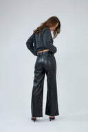 Pantalon wide Sandrine ANA & LUCY en similicuir noir, coupe large et taille haute.