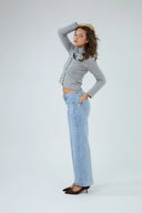Jean large coupe droite bleu clair de la marque ANA & LUCY