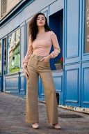 Pantalon large Corinne de couleur beige doré avec une coupe évasée élégante.