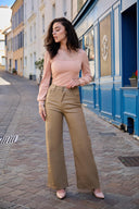 Pantalon large Corinne de couleur beige avec un top à manches longues couleur nude.
