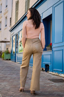 Pantalon wide Corinne ANA & LUCY de couleur beige avec une coupe évasée.