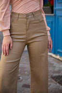 Pantalon wide Corinne de couleur beige pour femme, coupe évasée et taille haute.