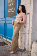 Pantalon large Corinne de couleur beige doré, coupe évasée élégante.