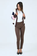 Pantalon slim push-up marron de coupe ajustée porté avec un cardigan bicolore.