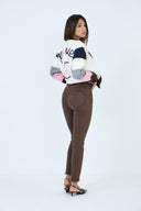Pantalon slim push-up marron à taille haute, coupe ajustée.