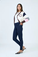 Pantalon slim push-up bleu marine coupe ajustée porté avec un cardigan bicolore.