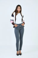 Pantalon slim push-up Lucie de couleur gris anthracite pour femme.