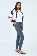 Pantalon slim push-up Lucie de couleur gris anthracite pour femme.