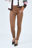 Pantalon slim push-up couleur marron camel à taille haute.