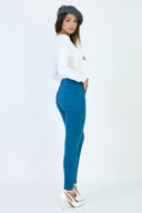 Pantalon slim push-up ANA & LUCY de couleur bleu canard.
