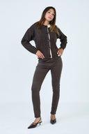 Pantalon slim push-up Lucie de couleur marron foncé, coupe ajustée.