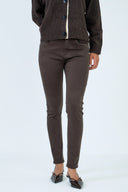 Pantalon slim push-up de couleur marron foncé, coupe ajustée.