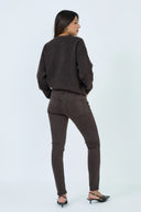 Pantalon slim push-up de couleur marron foncé par ANA & LUCY