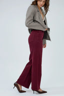 Pantalon large Natalia de couleur bordeaux à coupe fluide et taille haute.