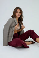 Pantalon wide bordeaux à coupe fluide et blazer à motif pied-de-poule.